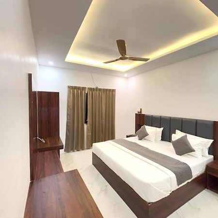 Hotel Omkar Palace Ayodhya Экстерьер фото