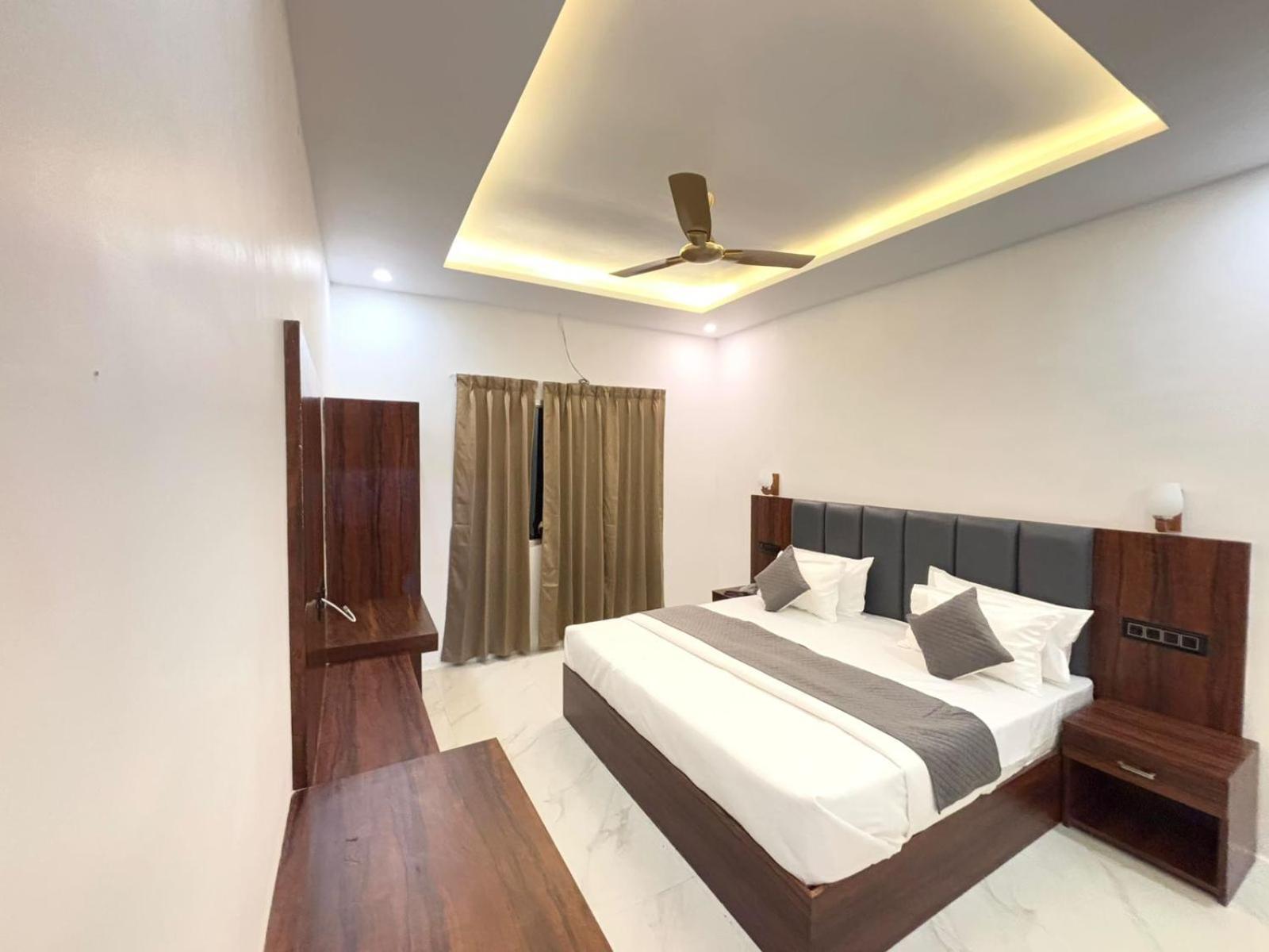 Hotel Omkar Palace Ayodhya Экстерьер фото