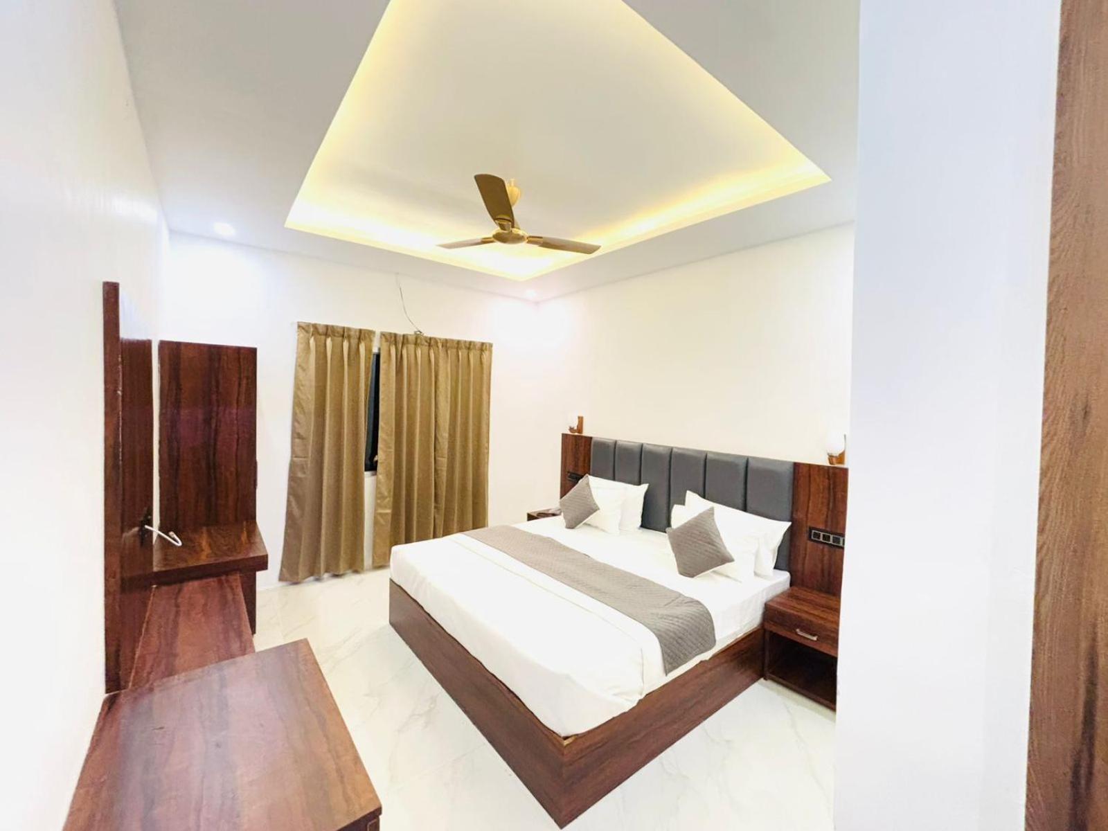 Hotel Omkar Palace Ayodhya Экстерьер фото