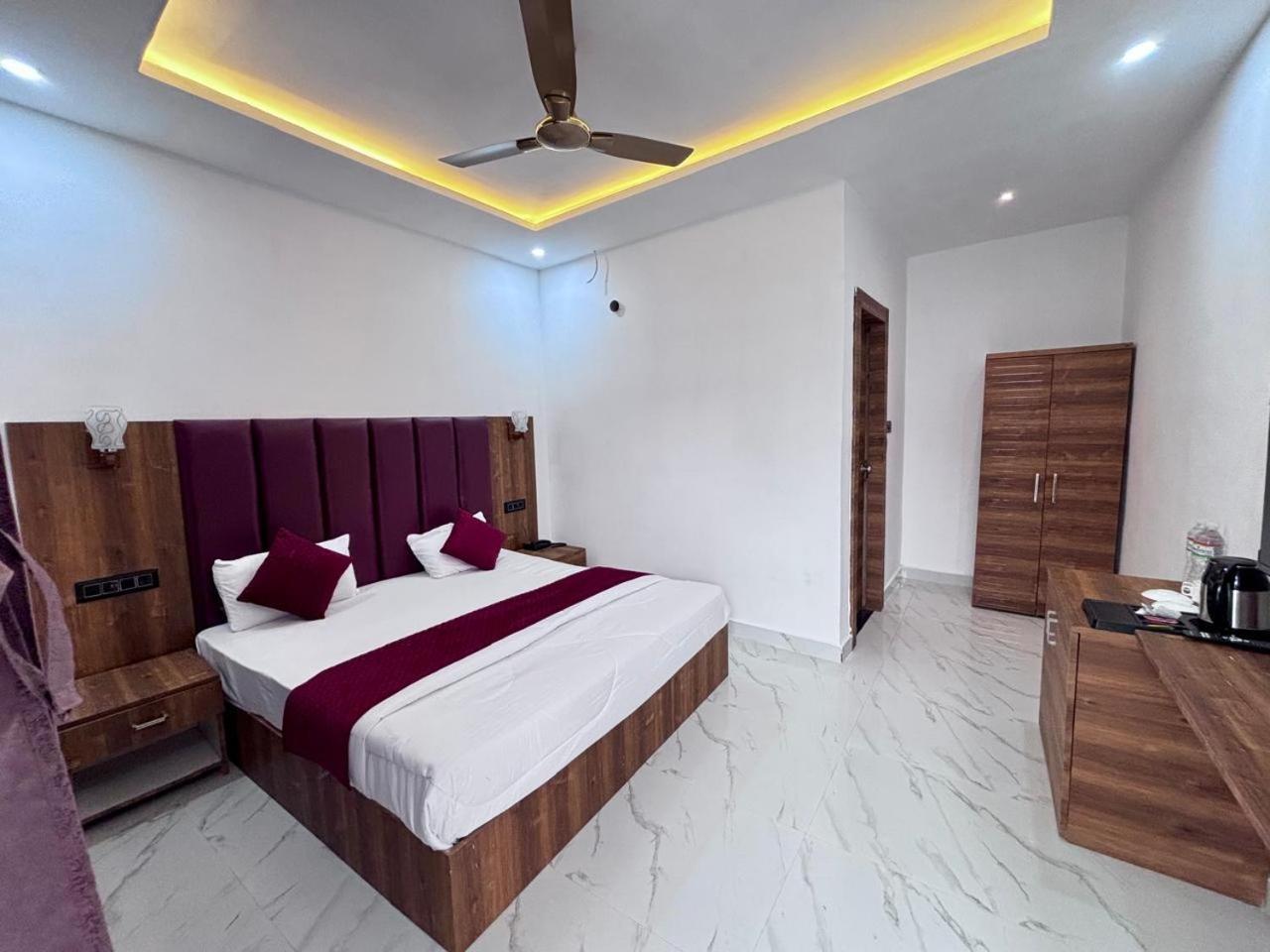 Hotel Omkar Palace Ayodhya Экстерьер фото