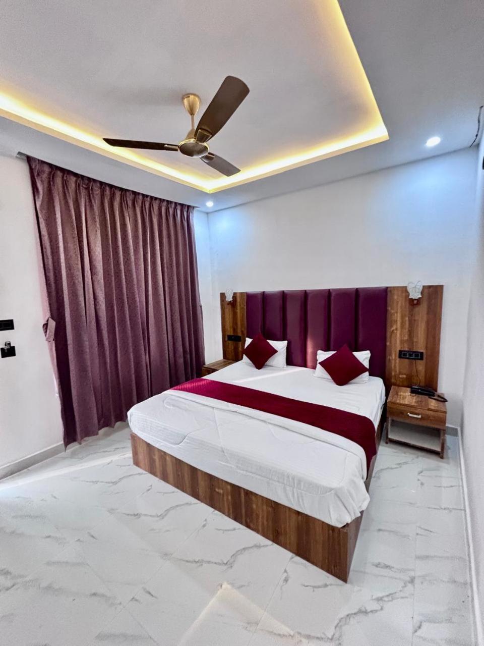 Hotel Omkar Palace Ayodhya Экстерьер фото