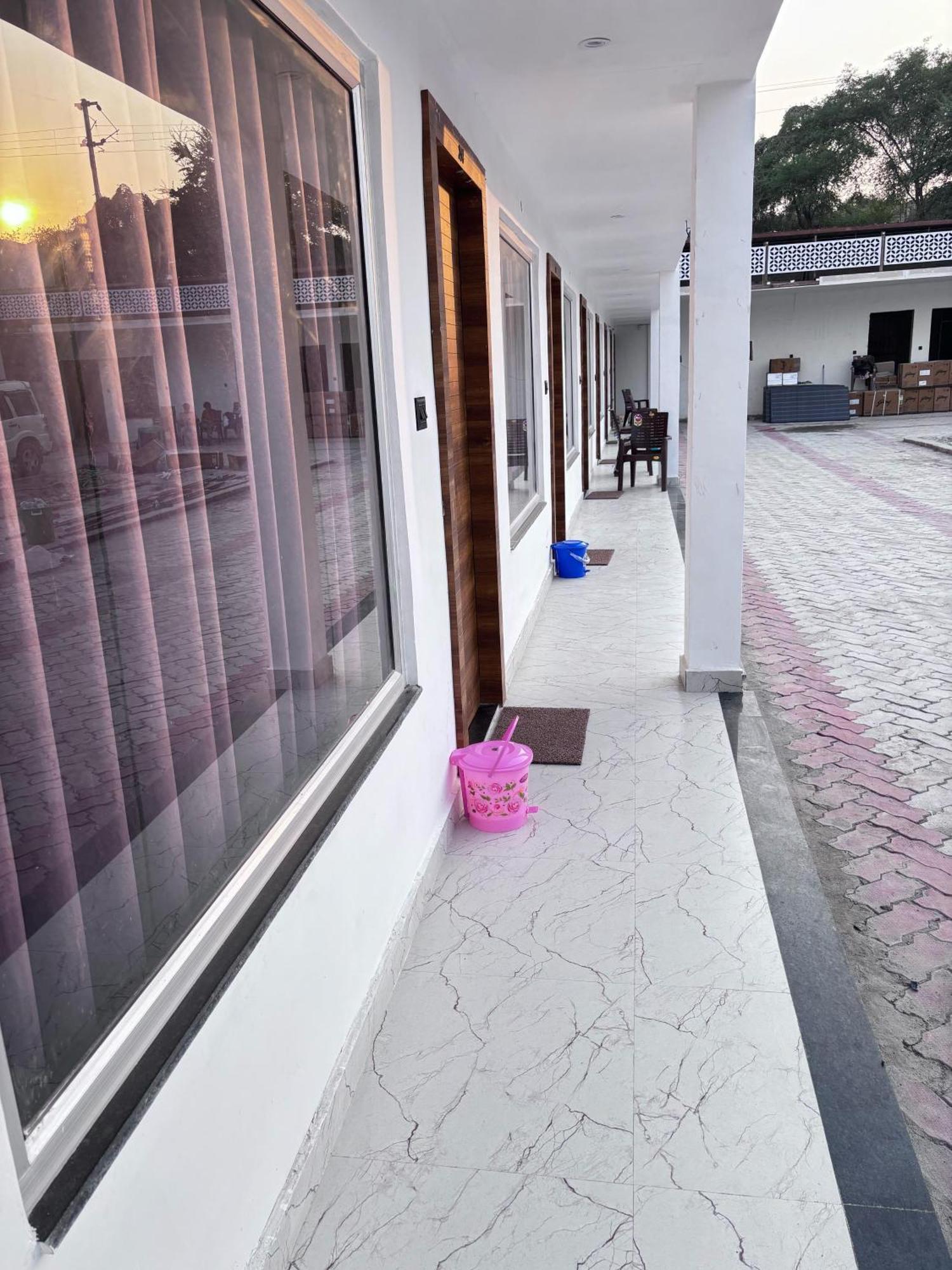 Hotel Omkar Palace Ayodhya Экстерьер фото